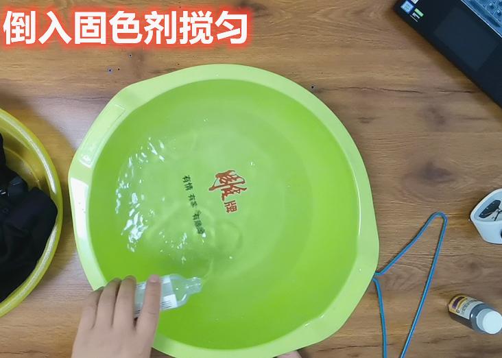 黑色被84腐蚀变色的衣服怎么复原,浸泡掉色的衣服可以恢复吗