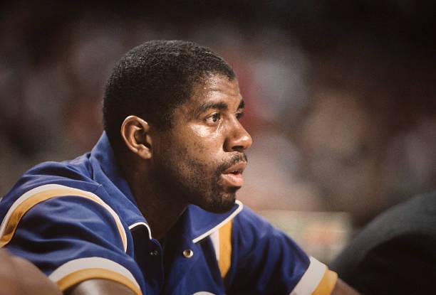 詹姆斯和萨瓦娜在科比面前秀恩爱,詹姆斯加冕历史得分王萨瓦娜镜头