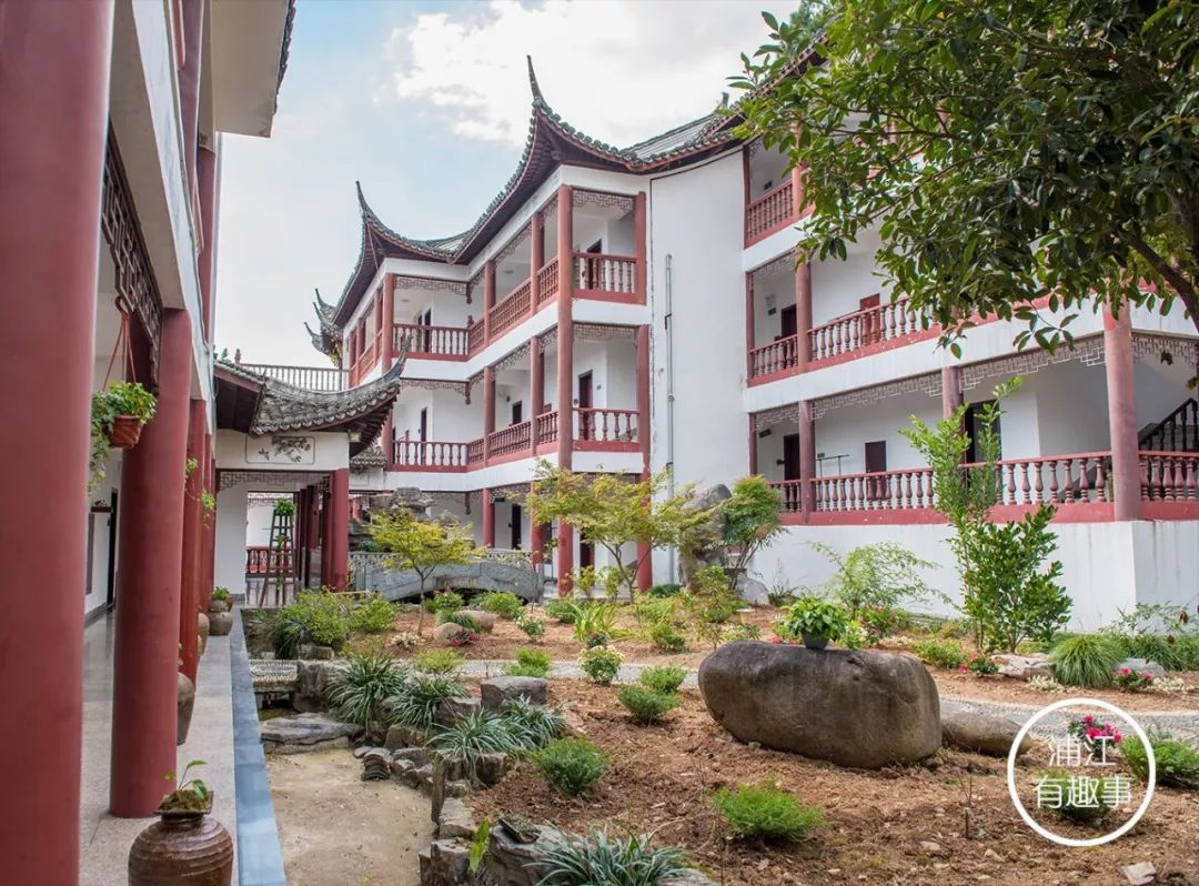 金华这座1.5亿高龄的山峰，浓翠蔽日，风清月朗，还有试胆石等你去挑战