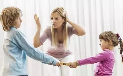 孩子总是对着家人吐口水,孩子老喜欢吐别人口水该怎么教育