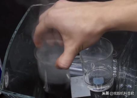 硫酸倒手上,把硫酸倒在岩浆里会发生什么事