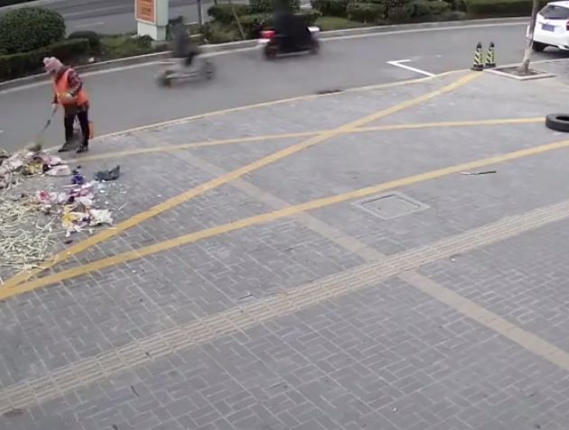 环卫垃圾倒在水果店,门店门口的垃圾桶环卫工人不给倒