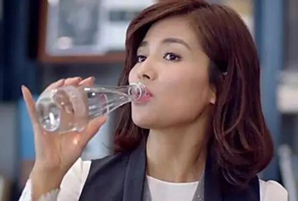 法国矿泉水冠军：依云在中国30年，为何至今无人能撼动其地位？