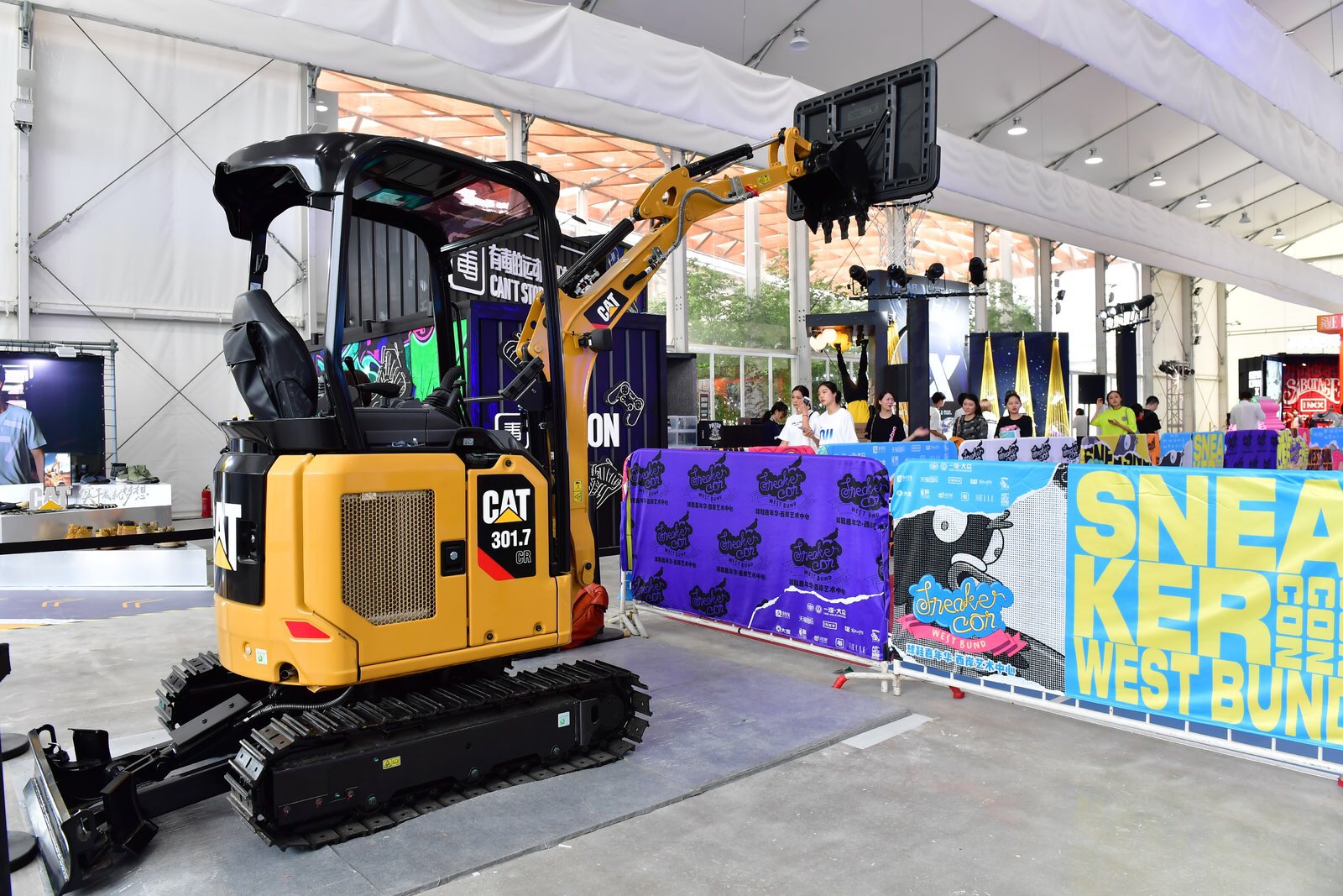 卡特彼勒黑色挖掘机,卡特彼勒鞋子和挖掘机