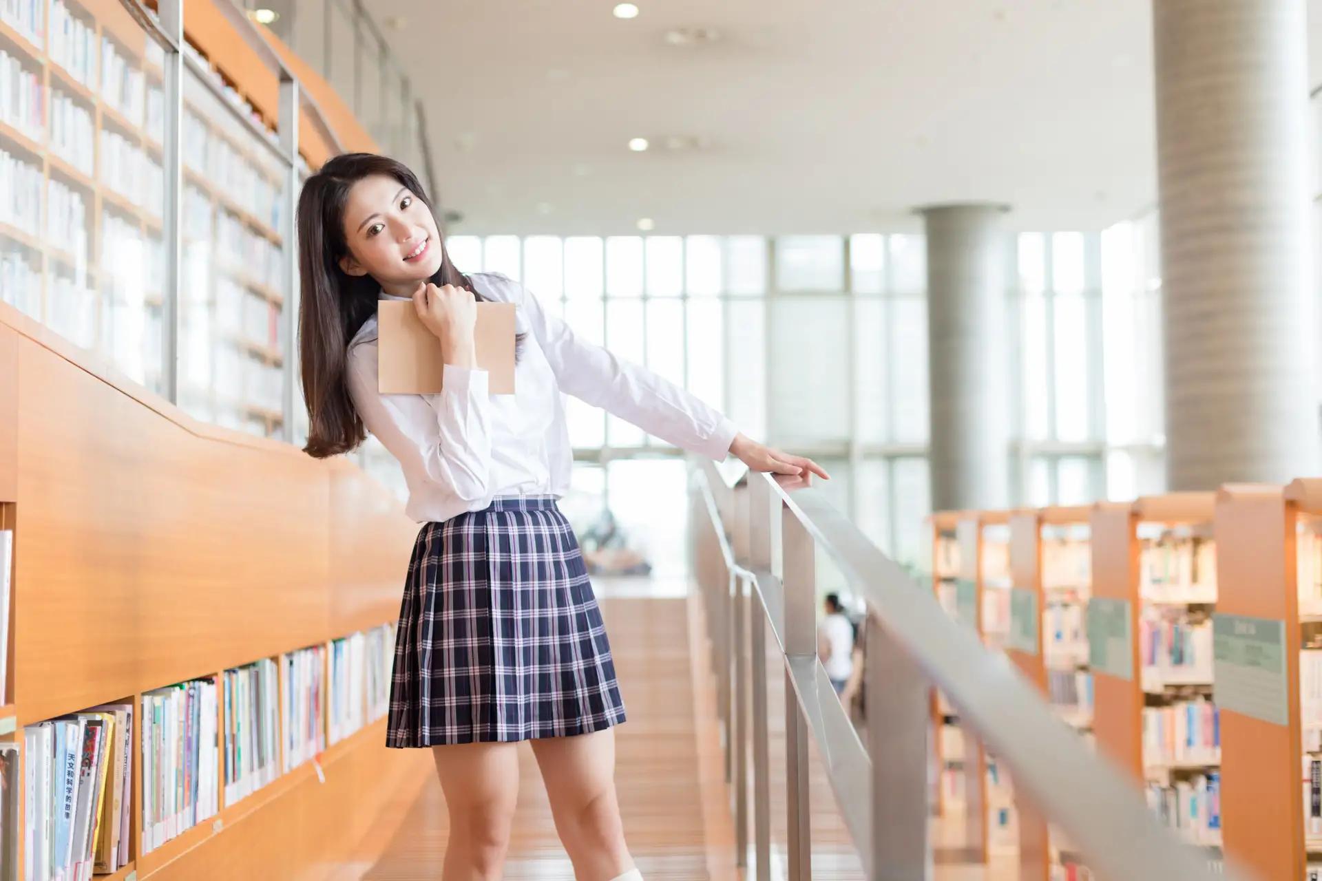 阿玛尼权力跟杨树林哪个粉底液好 (ysl恒久粉底液阿玛尼权利粉底液)