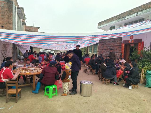 傻妞去吃双喜酒，农村不同的风俗不同的喜宴