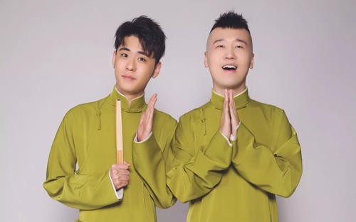 德云社收龙字科张云雷秦霄贤同框,秦霄贤直播回放全过程连线张云雷