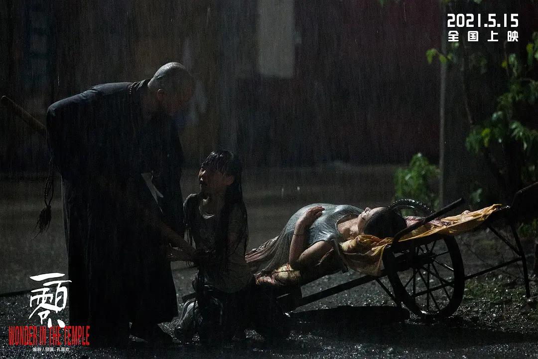 吴京零片酬助演汶川地震改编电影,吴京救灾真实照片