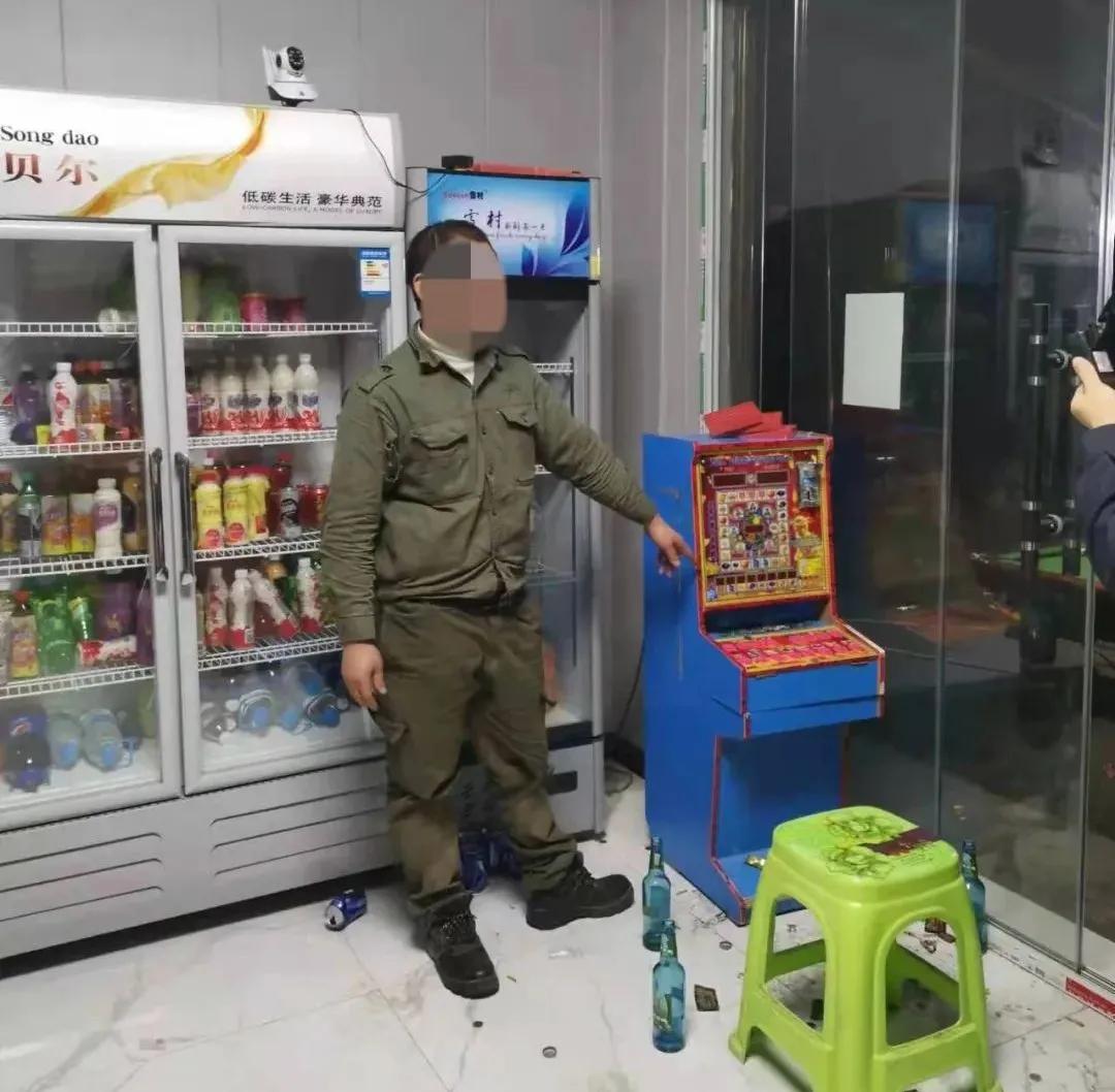 男子打牌输钱找警察来评理,玩游戏老输被警察抓