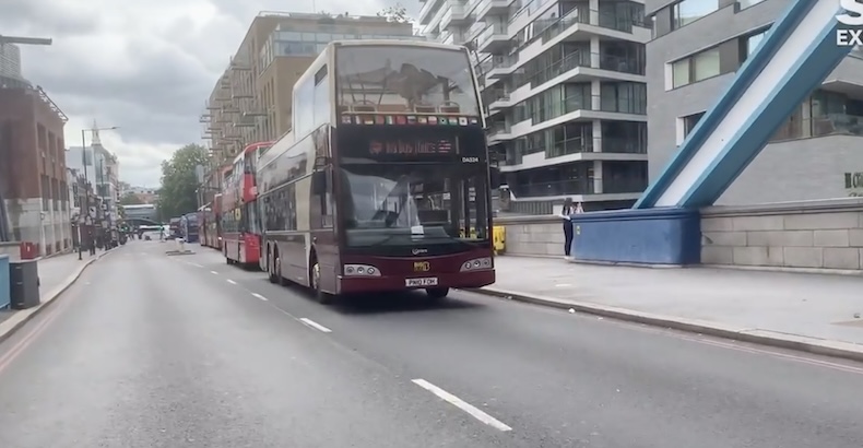 伦敦塔桥被卡住,伦敦塔桥被卡在空中