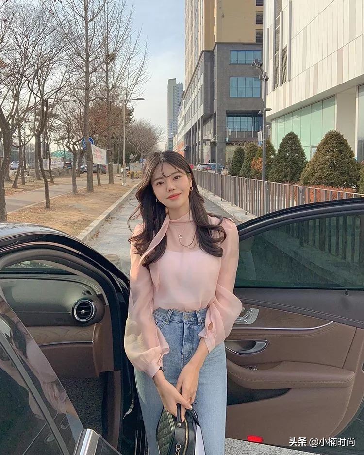 小麦肤色适合衣服颜色穿搭口诀,黑黄暗沉皮肤适合怎样穿搭