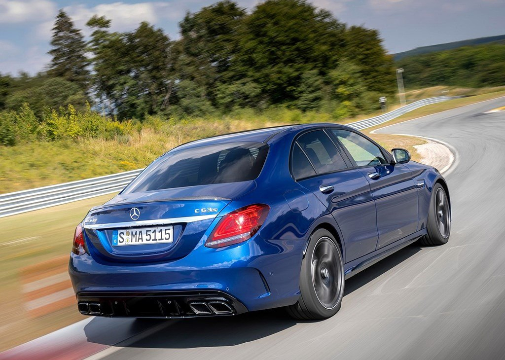 这款奔驰就像剑齿虎，口悬短剑般獠牙，价值百万可谓所向披靡