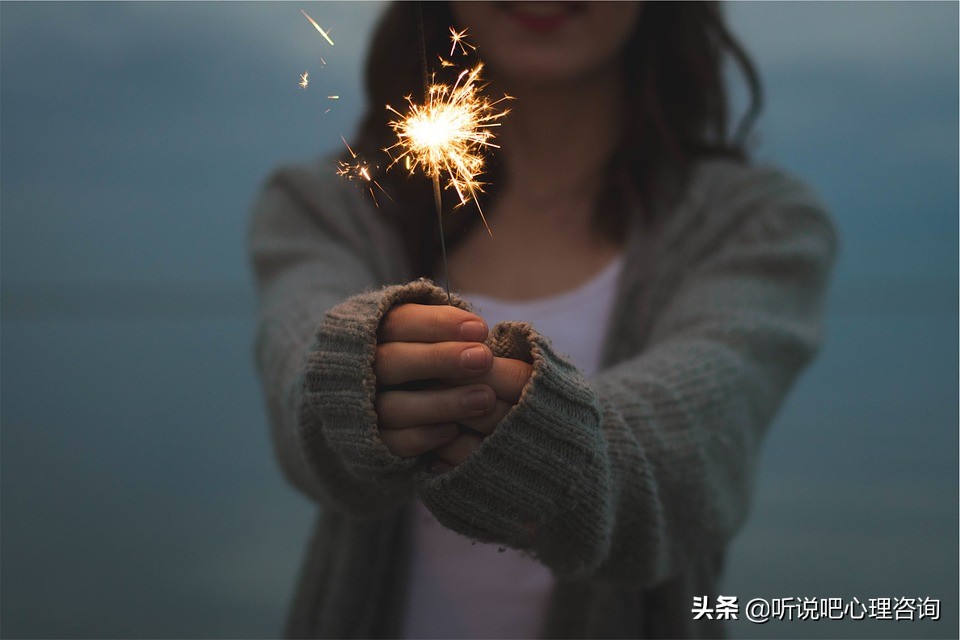 胸小的女生怎么增加自信,胸小如何不自卑