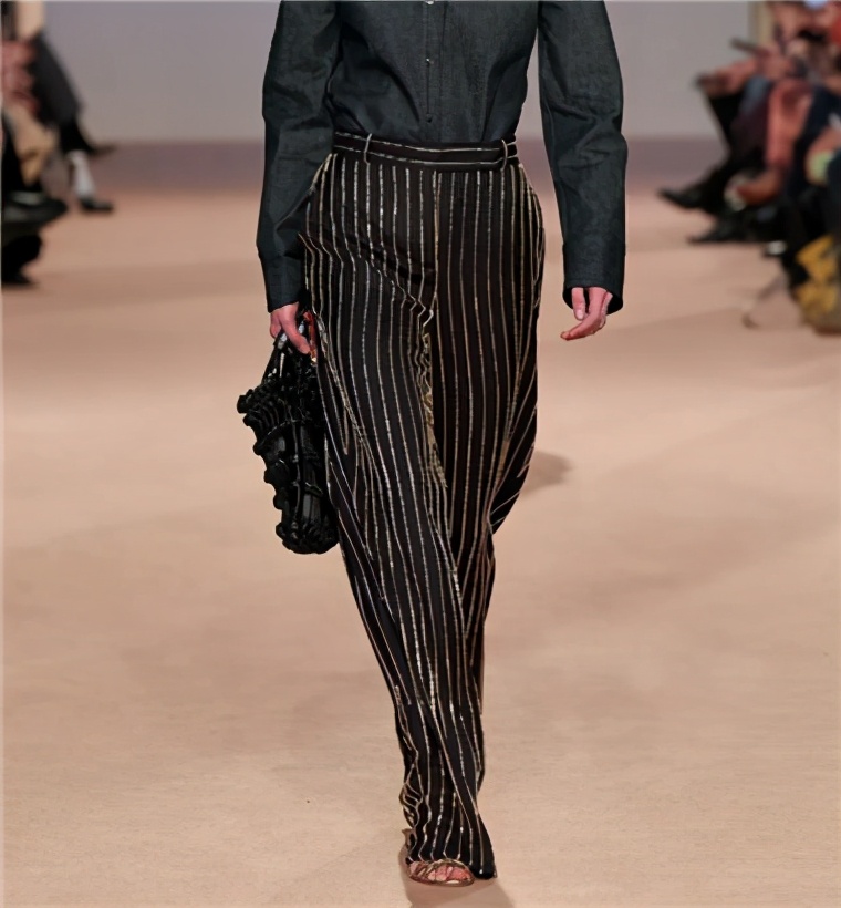 年会怎么穿礼服精致又高级,年会该穿怎样的礼服