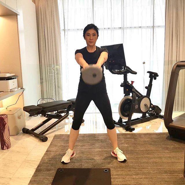 53岁泰国跑路总理终现身！同框哥哥小鸟依人，穿短袖小臂却粗壮