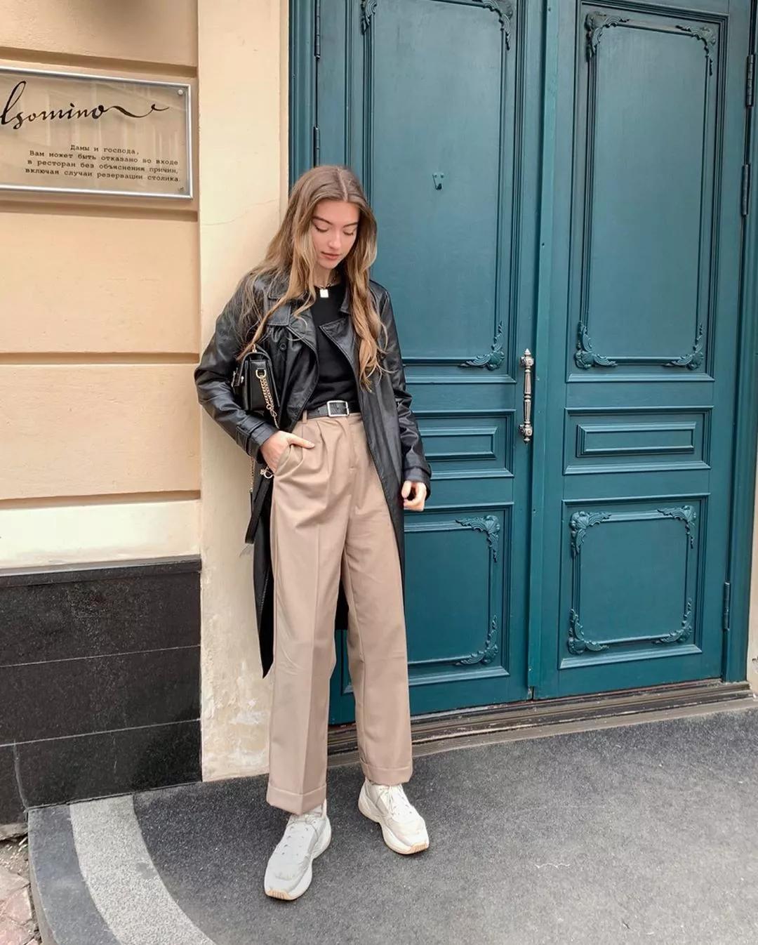 秋冬长款牛仔阔腿裤搭什么鞋好看,显瘦穿搭今年非常火的阔腿裤