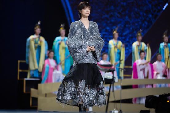 李宇春身着复古蕾丝衬衫,李宇春的舞台装真时髦