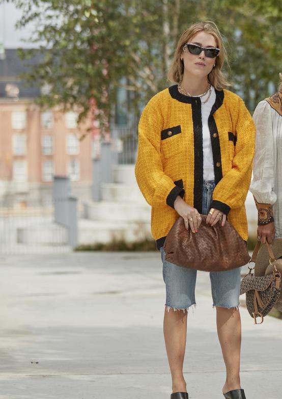 冬天带帽中长款针织开衫怎么搭配,针织开衫保暖又好穿女人味十足