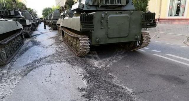 老兵视野：俄军阅兵坦克碾坏莫斯科街道没那么尴尬，这是无解难题
