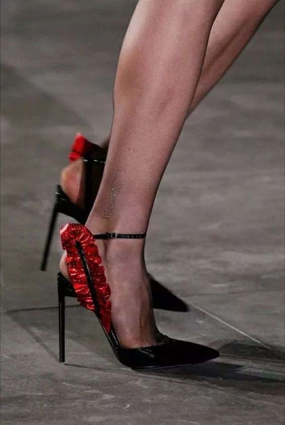 那个卖口红的YSL，教会女孩不色情的穿黑*袜丝**