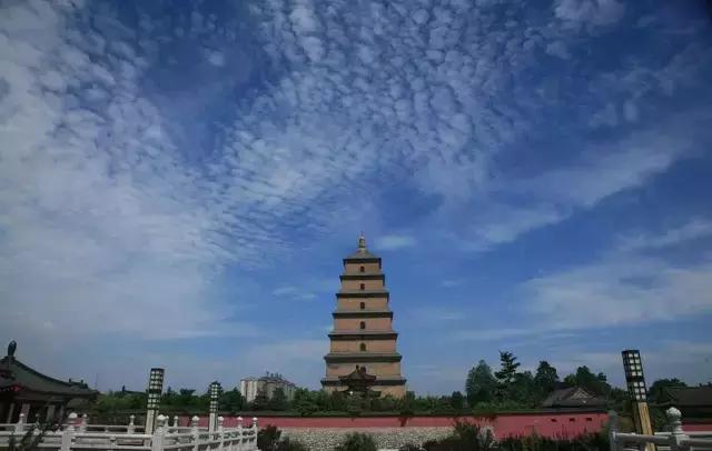 带您探索神秘大西北,一湖倒影一湖诗,半湖金色半湖