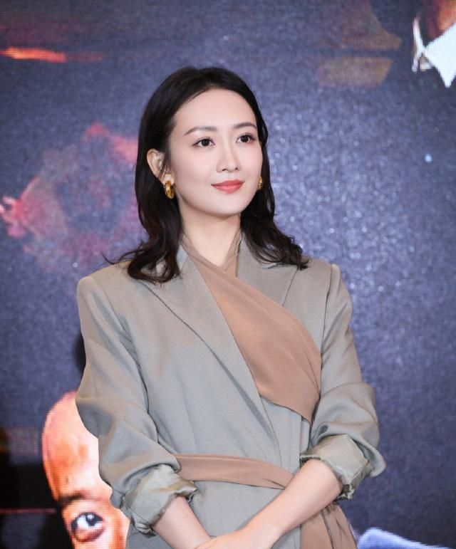 王鸥西装搭配休闲鞋,王鸥黑色西装裙