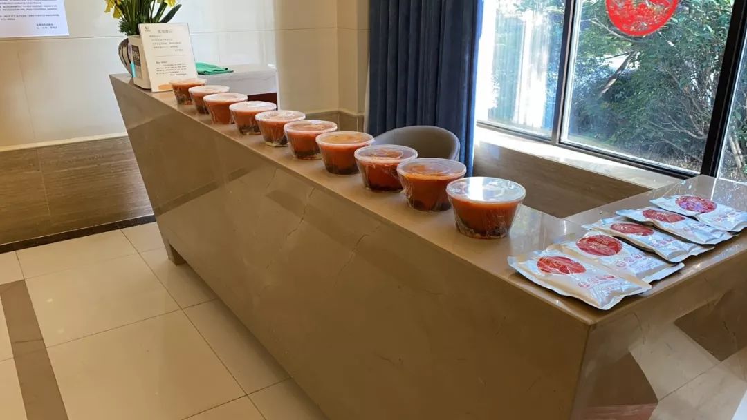 暖心居民为社区工作人员送物资,暖心常州