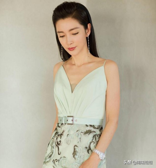 30多岁圆脸黑长直适合什么发型,20-30岁圆脸发型减龄黑长直长发