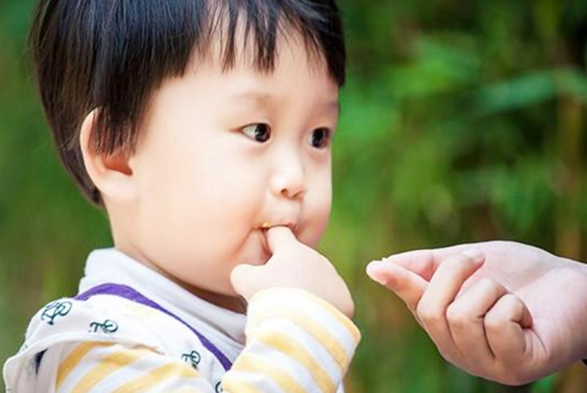 宝宝吃手很香还吧唧嘴,宝宝吃手和吃拳头
