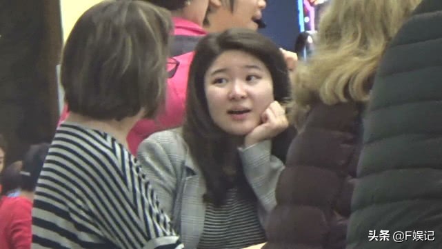 一家四口逛街陪女儿买手表71岁许绍雄忙着不停按手机