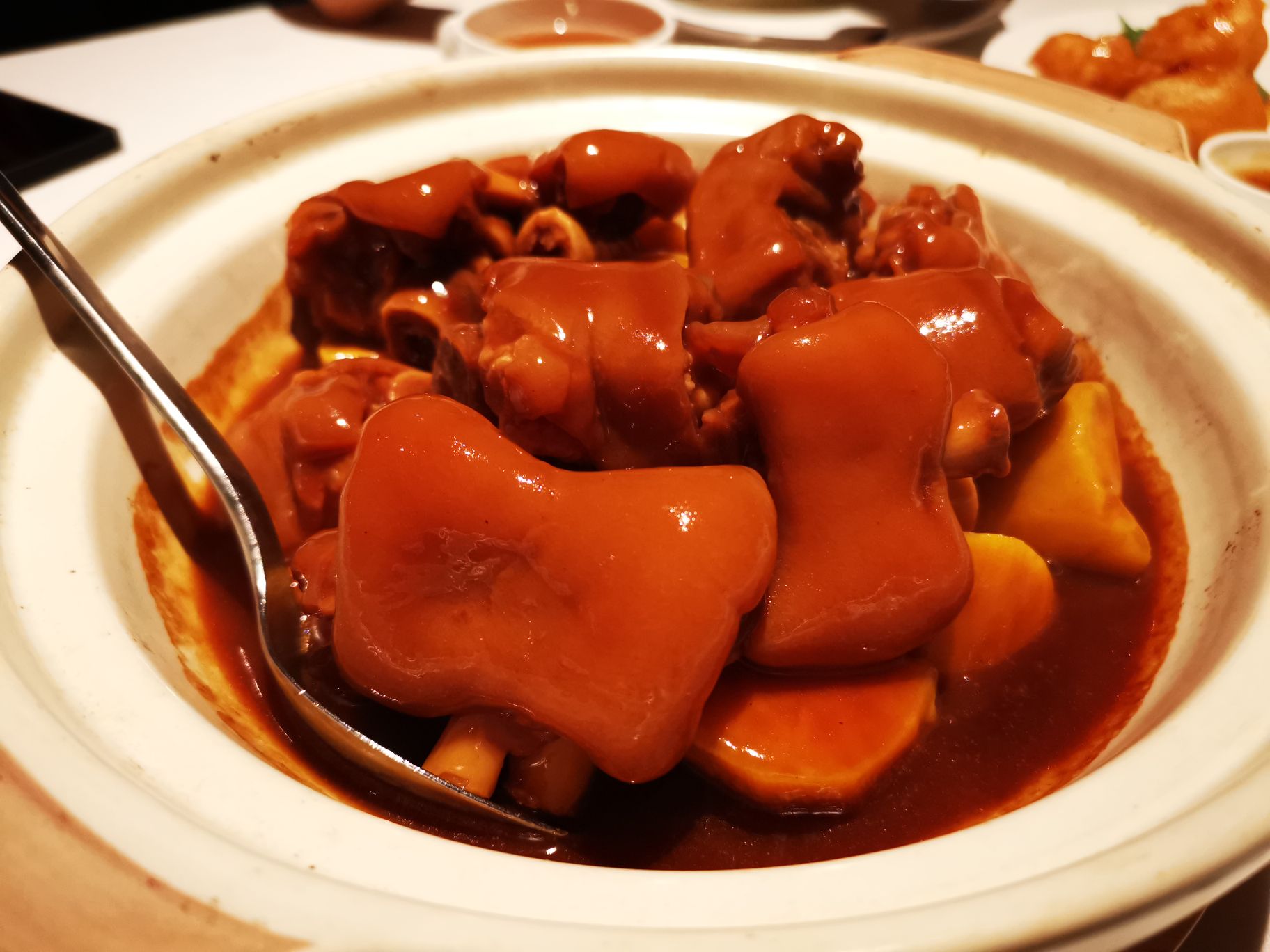 这家广州二十年老牌粤菜馆,私厨出品过硬不愧为米其林一星