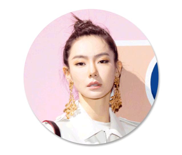 戚薇老态尽显,戚薇和关晓彤站在一起