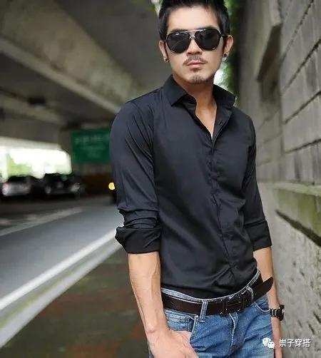 黑色衬衫内搭黑色打底好看吗,都说黑色穿搭很反差