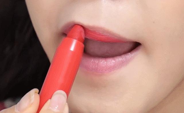 这些错误涂口红的方法，你踩雷了吗？一篇教你学会正确涂口红