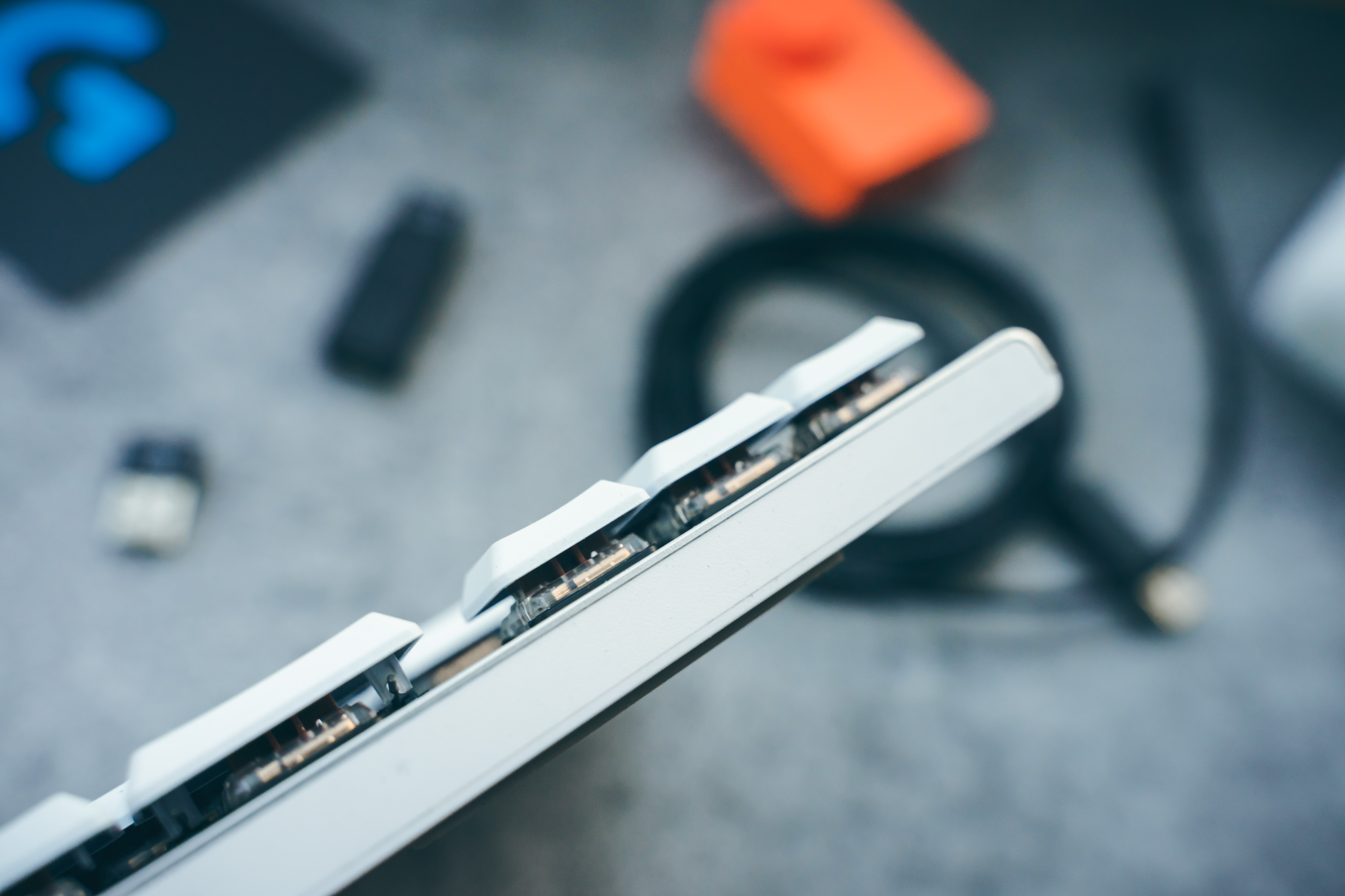 罗技g913tkl键盘值不值得买2023,罗技g913tkl与海盗船k70promini