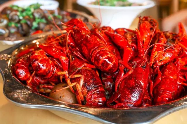 夏天适合出来吃小龙虾喝啤酒,夏天最重要的事喝啤酒吃小龙虾