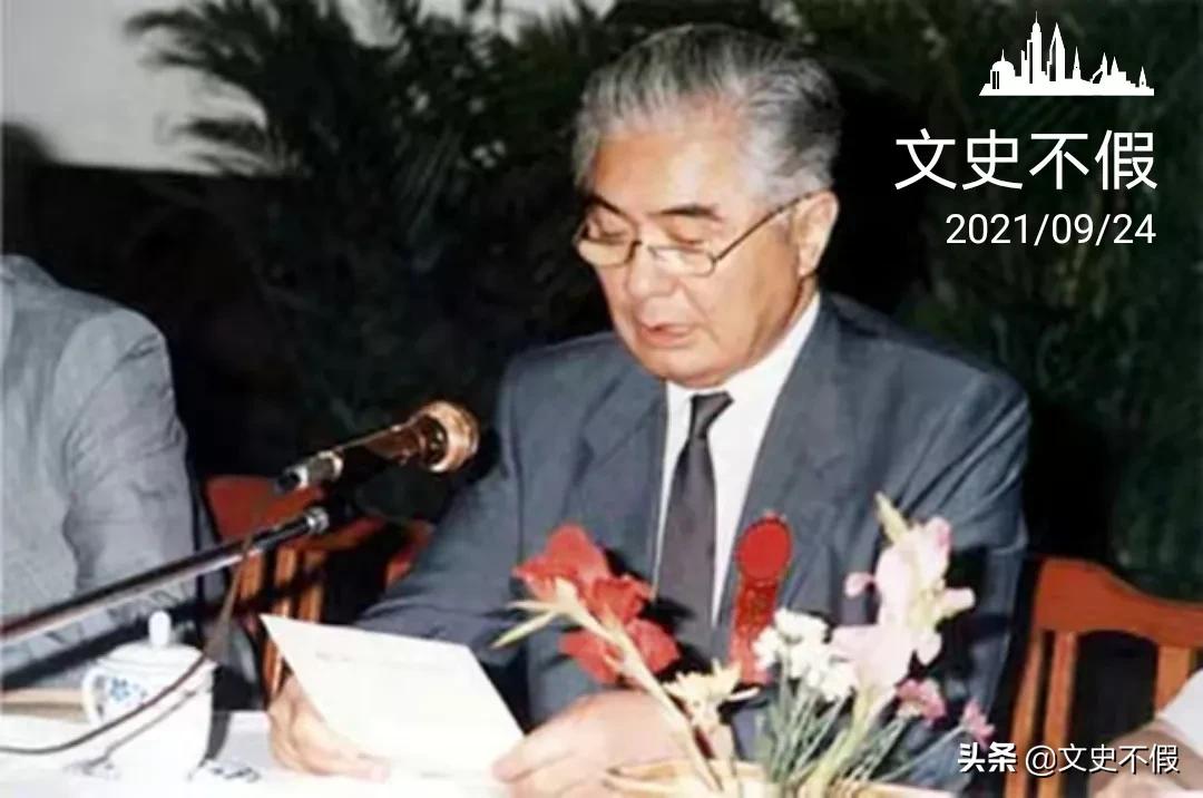 荣毅仁凭借公私合营和改革开放期间的卓越表现成功当选国家副主席