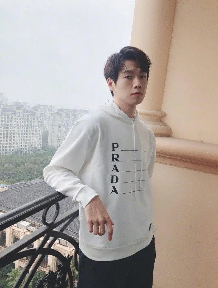 prada绿标卫衣,PRADA卫衣多少钱一件