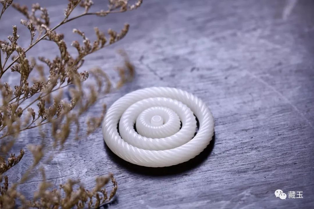 和田玉手镯和翡翠手镯哪个好看,怎么挑选和田玉手镯