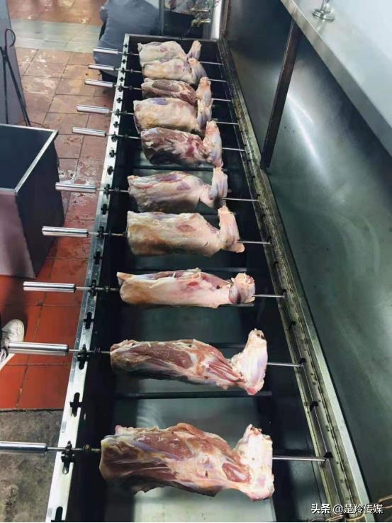 这家烤羊店太火了,襄阳流动烤全羊