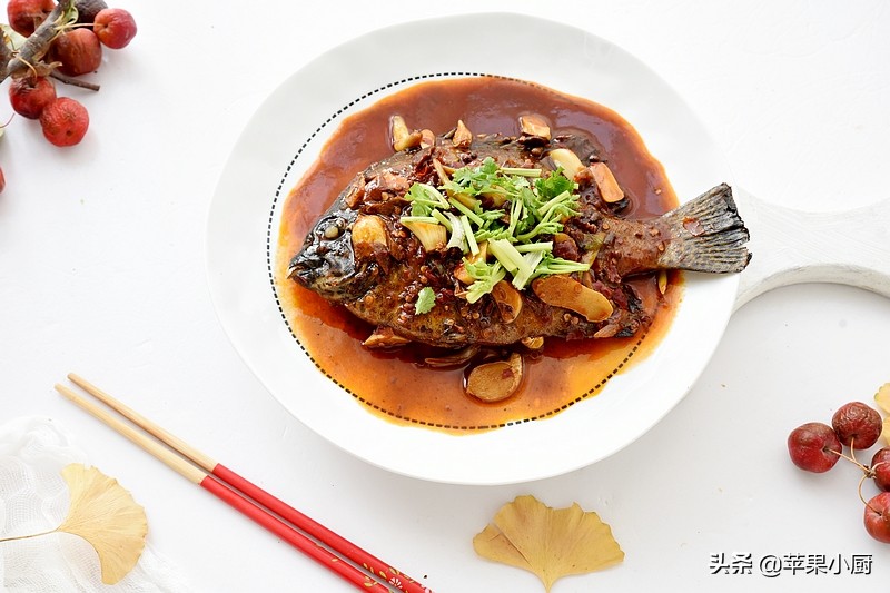 炖鱼只需1种调料鱼肉鲜嫩解馋,炖鱼不放什么调料最好吃
