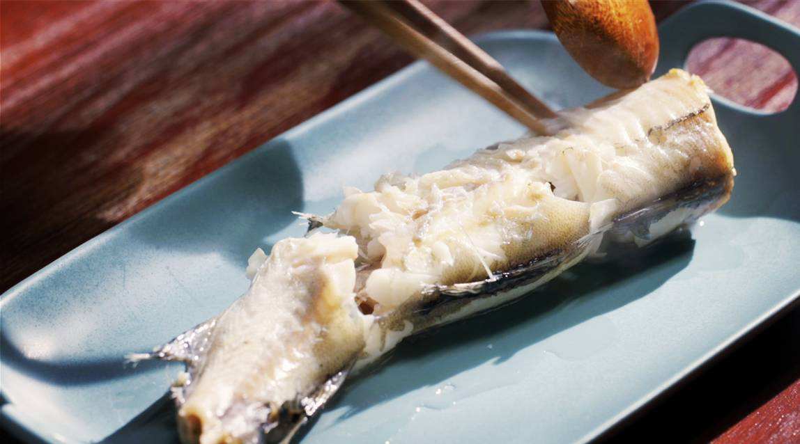 鱼刺刺破舌头为什么得癌,男子被鱼刺扎