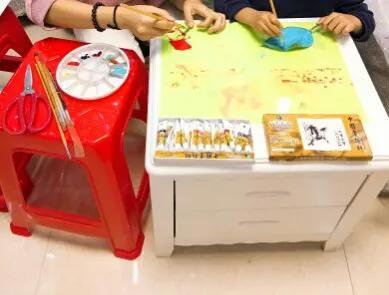 儿童进行树叶拓印过程图片,拓印创意美术9到12岁树叶大型作品