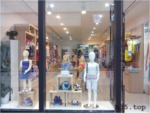 最新童装店双门头装修效果图,童装店怎么装修才有顾客