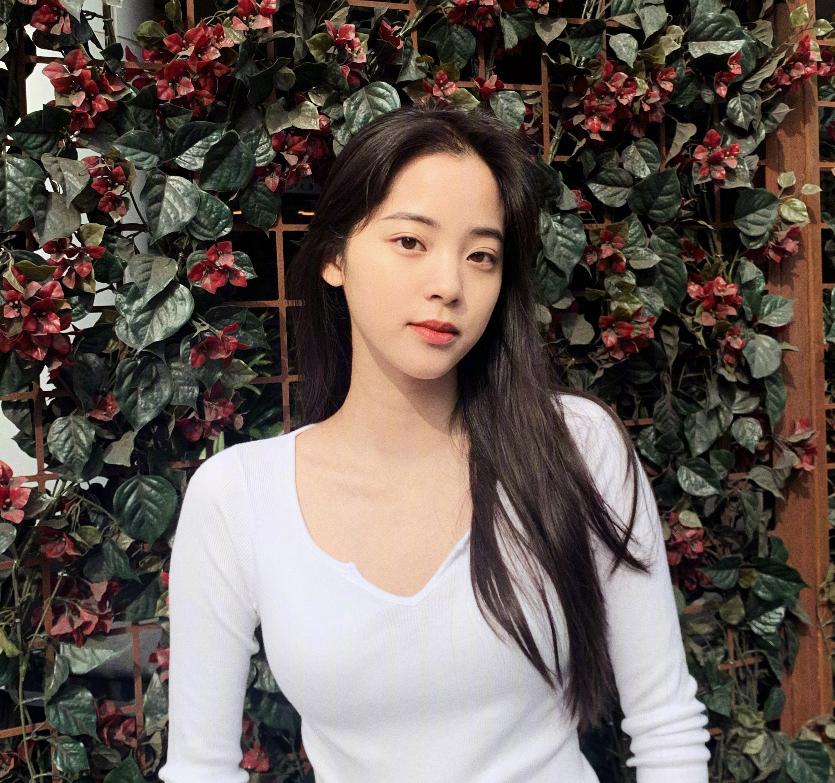 有没有女生天生拥有卧蚕,有卧蚕的女生笑起来是怎样的