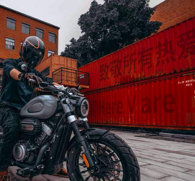 四轮承载两轮摩托车,四轮承载生命两轮承载灵魂小车