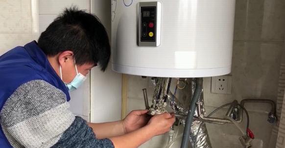 热水器长年没清洗，脏水哗哗流不停，看看洗澡水有多脏