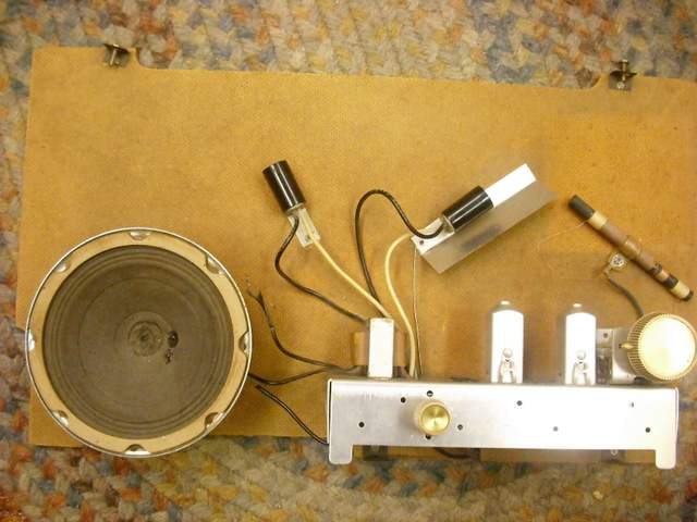 1965年，足球迷专属的“记分卡”收音机，拆开看看里面电路零件