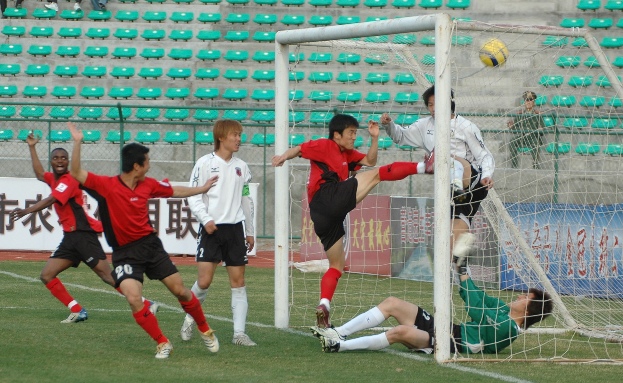 一个个厄运降临，他几乎凭一己之力拯救球队，几年后自己却身陷囹圄！请看延边职业足球风云录（连载17）