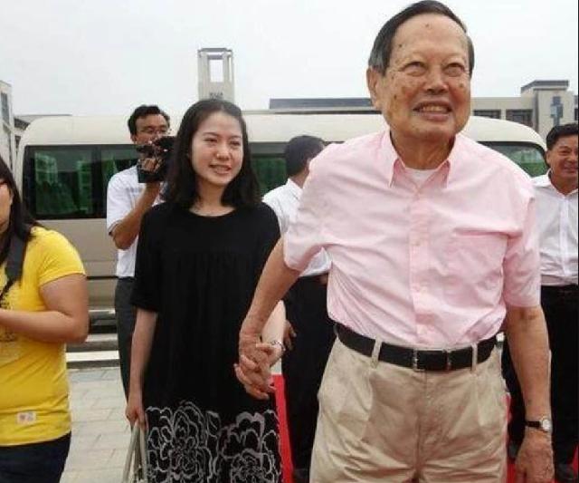 翁帆父亲和杨振宁孙女相差多少岁,翁帆的父亲评价杨振宁